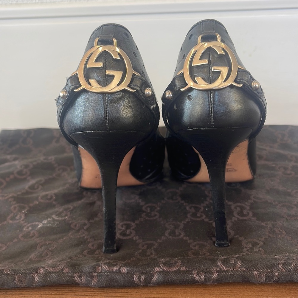 RARE GUCCI Black Leather heels w/Double G. Size 6. Excellent Condition